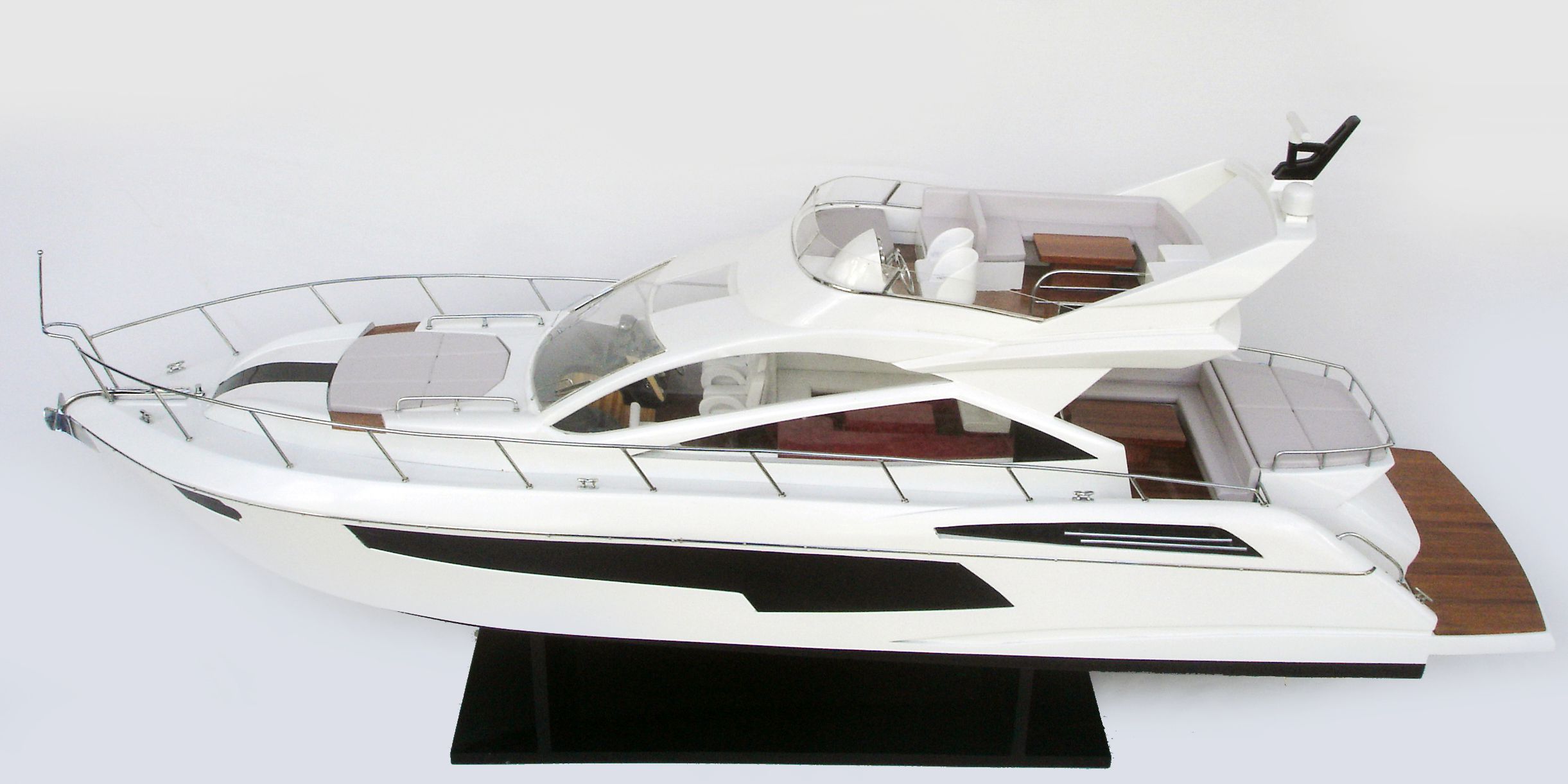 Sunseeker 68 Model Yacht – GN - Image 2