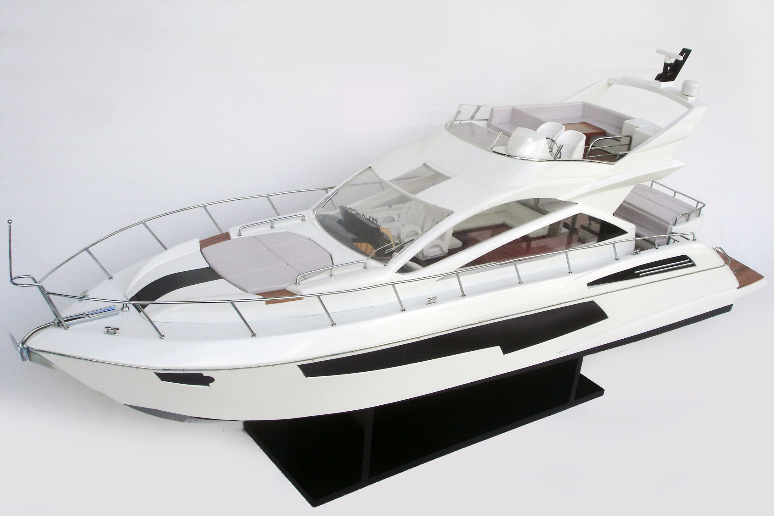 Sunseeker 68 Model Yacht – GN - Image 3