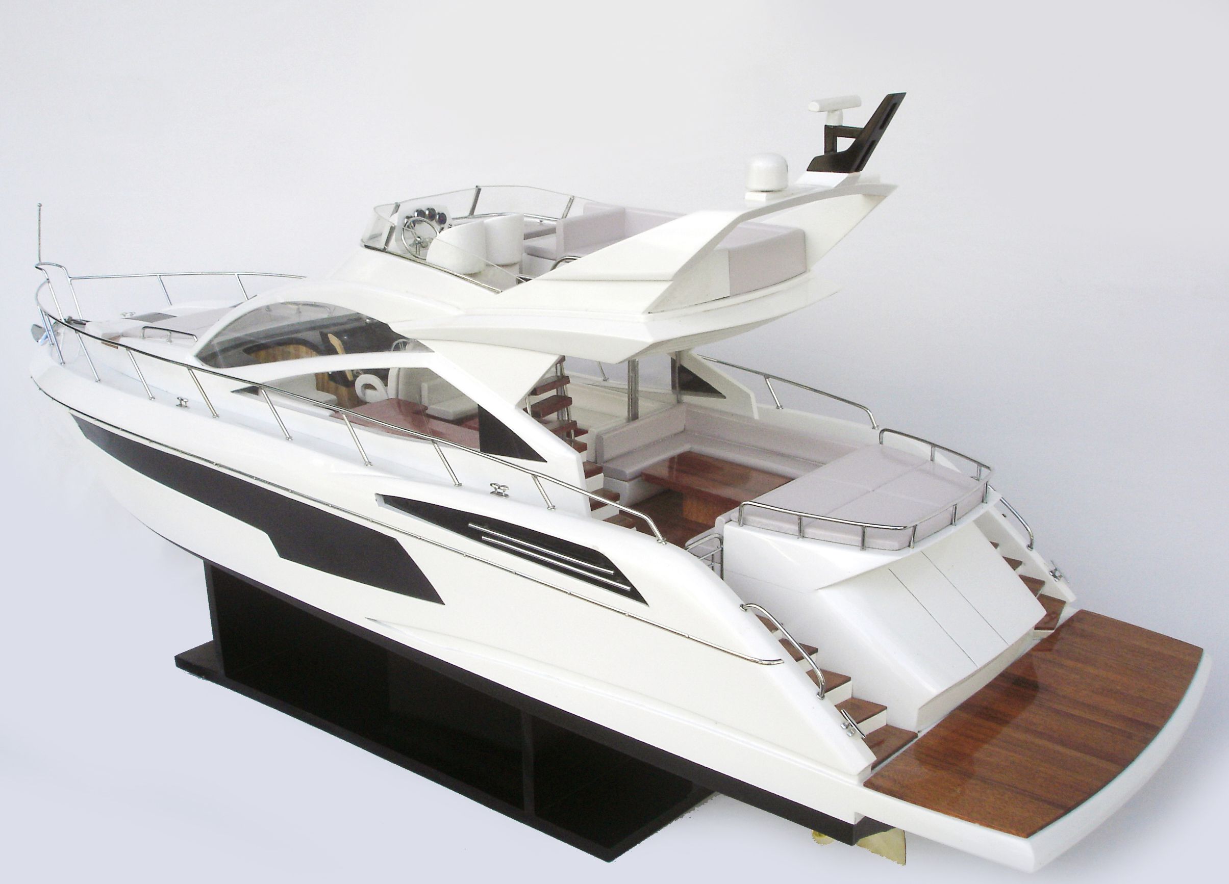 Sunseeker 68 Model Yacht – GN - Image 7
