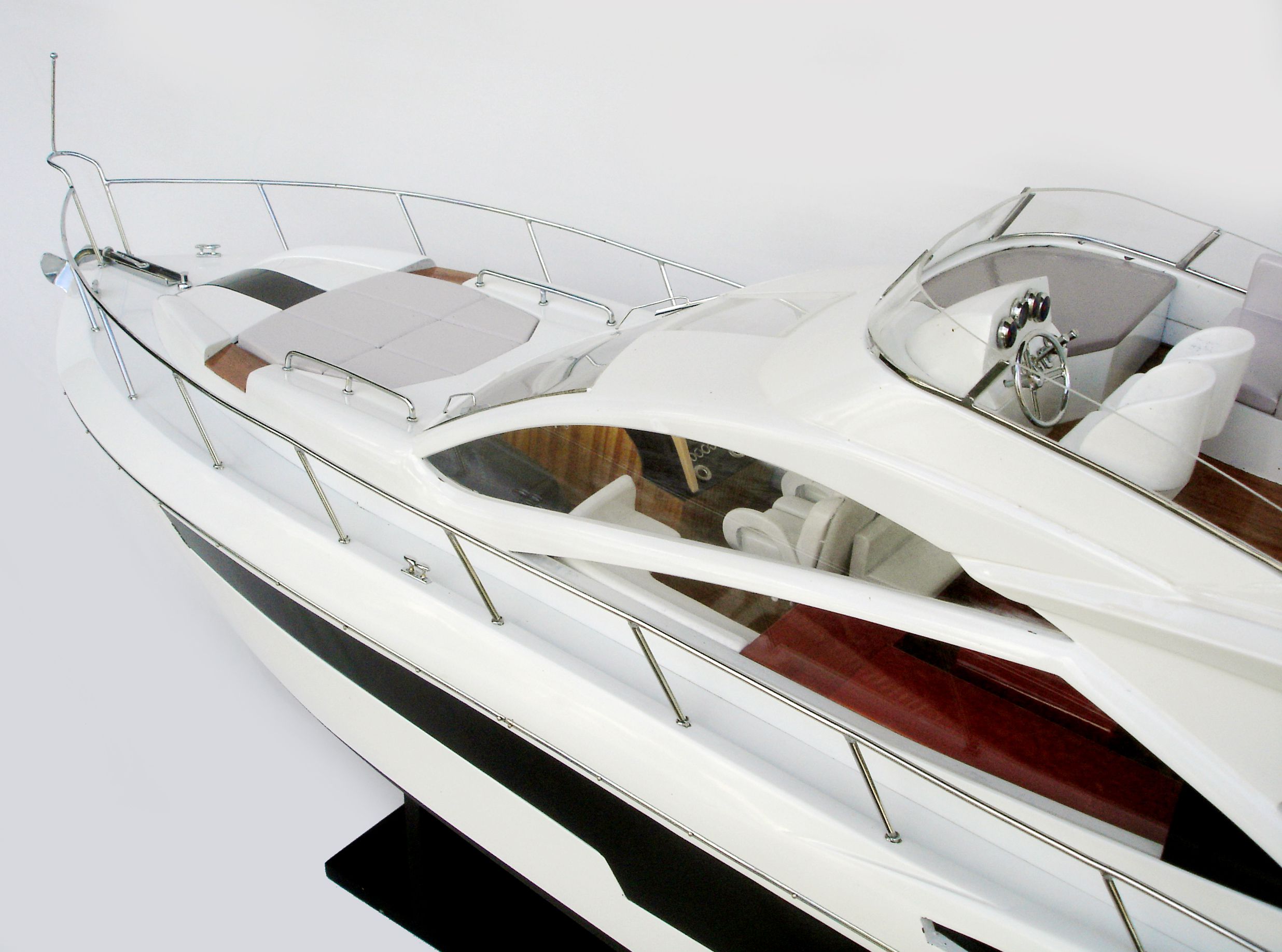 Sunseeker 68 Model Yacht – GN - Image 8